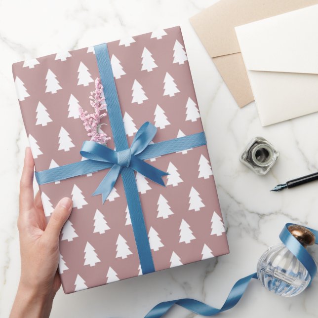 Weihnachtsbaummuster auf Lila Geschenkpapier (Schenken)