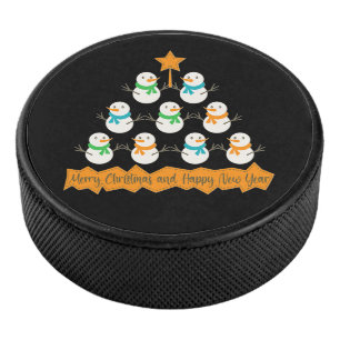Weihnachtsbaumpyramide aus Weihnachtsschneemännern Eishockey Puck
