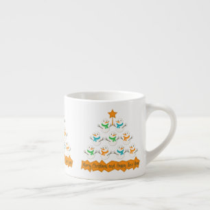Weihnachtsbaumpyramide aus Weihnachtsschneemännern Espressotasse