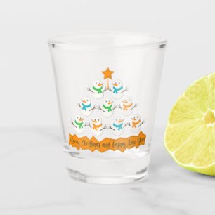 Weihnachtsbaumpyramide aus Weihnachtsschneemännern Schnapsglas