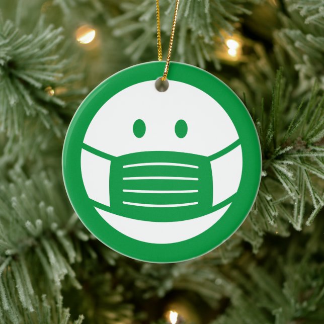 Weihnachtsbaumschmuck auf der Gesichtshaut mit ein Keramik Ornament (Baum)