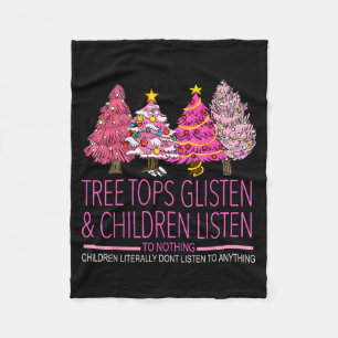 Weihnachtsbaumspitzen glänzen und Kinder hören zu Fleecedecke