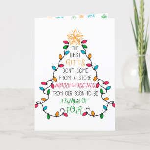 Weihnachtsbaumtypografie Bald zu Familie von 4 Feiertagskarte