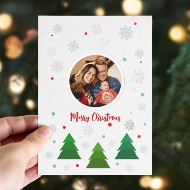 Weihnachtsbaumwald und Schneeflocken Folien Feiertagskarte (Custom Christmas tree forest and snowflakes foil card with your photo)