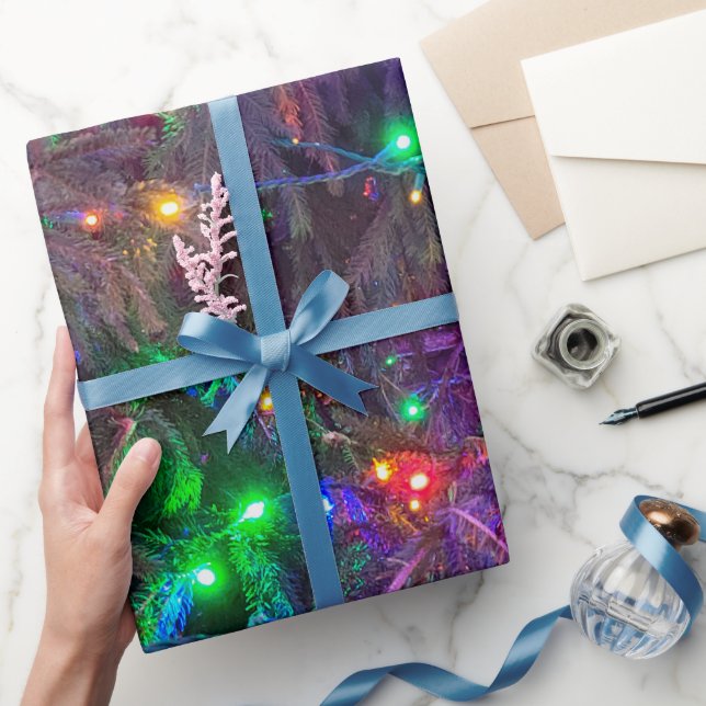 Weihnachtsbeleuchtung auf Pinien Geschenkpapier (Schenken)