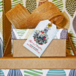 Weihnachtsberries & Bullfinch-Ornament Geschenkanhänger<br><div class="desc">Weihnachts-Zierbade aus Weihnachtsbeeren,  Pinecones,  und ein Bulfinch auf einem verschneiten Hintergrund mit einer roten Frohen Weihnachtstypografie. Das Kartendesign hat fröhliche Winterfarben,  die Sie in die Urlaubsstimmung bringen. Anpassbare Textnachricht.</div>