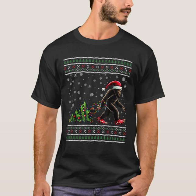 Weihnachtsbigfoot Ugly Sweater Tragend Baum Funny T-Shirt (Vorderseite)