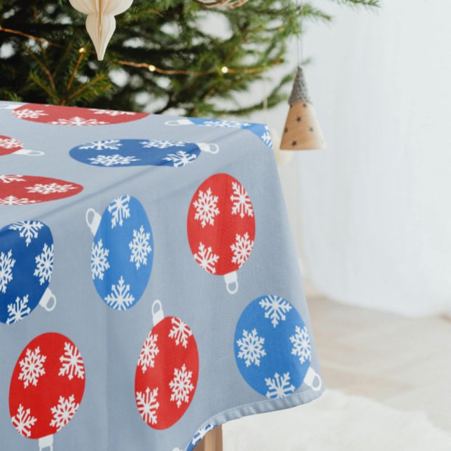 Weihnachtsblau und Rot mit Schneeflocken Tischdecke (Trendy Christmas blue and red ornaments with snowflakes tablecloth on icy blue)