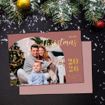 Weihnachtsbogen 1 Foto moderner Minimalismus Folien Feiertagskarte<br><div class="desc">Diese elegante und moderne Weihnachtsgrüßkarte zeichnet sich durch ein minimalistisches Design aus,  das Ihr Lieblingsbild aus der Familie in einem trendigen Bogen-Rahmen darstellt. Einfach anpassbar mit Ihrem Familiennamen und dem aktuellen Jahr in stilvollen Schriftart aus Goldfolien.</div>