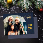 Weihnachtsbogen 1 Foto Modernes Minimalgold Folien Feiertagskarte<br><div class="desc">Diese elegante und moderne Weihnachtsgrüßkarte zeichnet sich durch ein minimalistisches Design aus,  das Ihr Lieblingsbild aus der Familie in einem trendigen Bogen-Rahmen darstellt. Einfach anpassbar mit Ihrem Familiennamen und dem aktuellen Jahr in stilvollen Schriftart mit Goldfolien-Serifen auf klassisch blauem Hintergrund.</div>