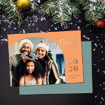 Weihnachtsbogen 1 Foto Modernes Minimalgold Folien Feiertagskarte<br><div class="desc">Diese elegante und moderne Weihnachtsgrüßkarte zeichnet sich durch ein minimalistisches Design aus,  das Ihr Lieblingsbild aus der Familie in einem trendigen Bogen-Rahmen darstellt. Einfach anpassbar mit Ihrem Familiennamen und dem aktuellen Jahr in stilvoller Rose Gold-Folie Serif Schriftart über eine leichte Orangenschattierung.</div>