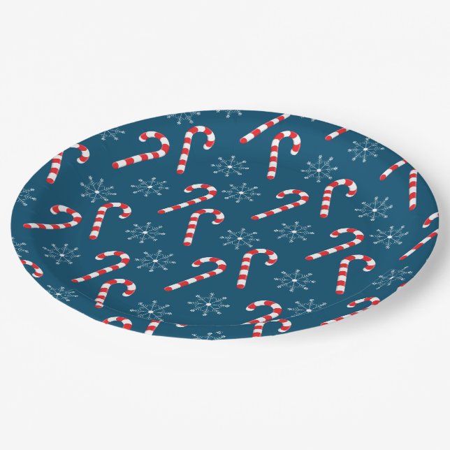 Weihnachtsbonbons und Schneeflocken-Muster blau Pappteller (Schrägansicht)