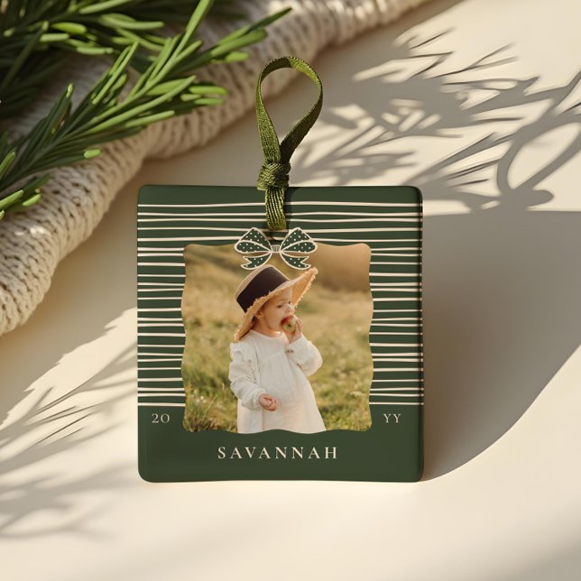 Weihnachtsbow Moderne Streifen Wavy Foto Keepake Keramikornament (Christmas Bow Modern Stripes Wavy Photo Keepsake Ceramic Ornament)