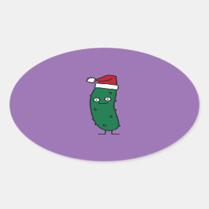 Weihnachtsdillgurke, die eine Weihnachtsmannmütze Ovaler Aufkleber