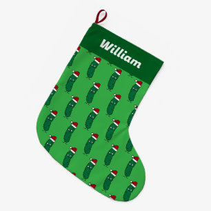 Weihnachtsdillgurke mit einem Weihnachtsmannhut Großer Weihnachtsstrumpf