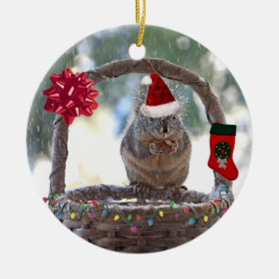 Weihnachtseichhörnchen in Snowy-Korb Keramik Ornament
