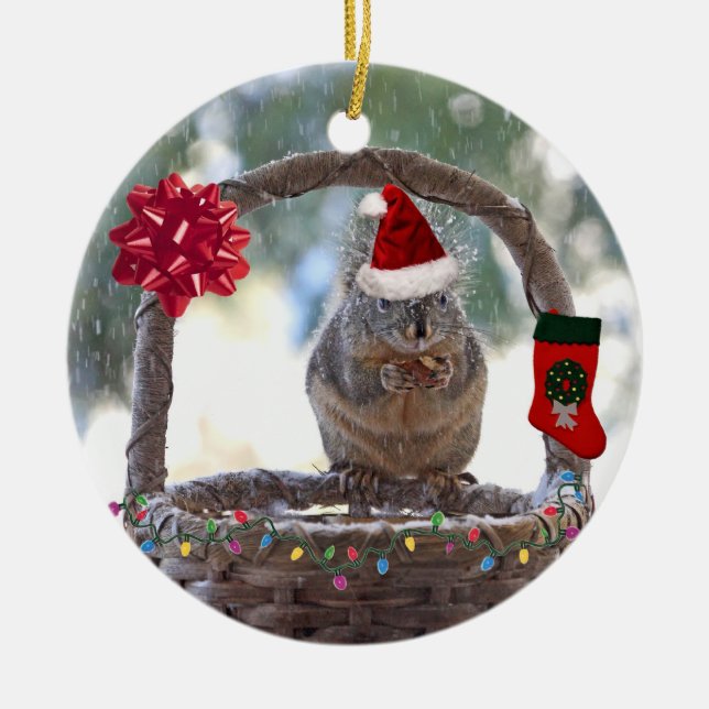 Weihnachtseichhörnchen in Snowy-Korb Keramik Ornament (Vorne)