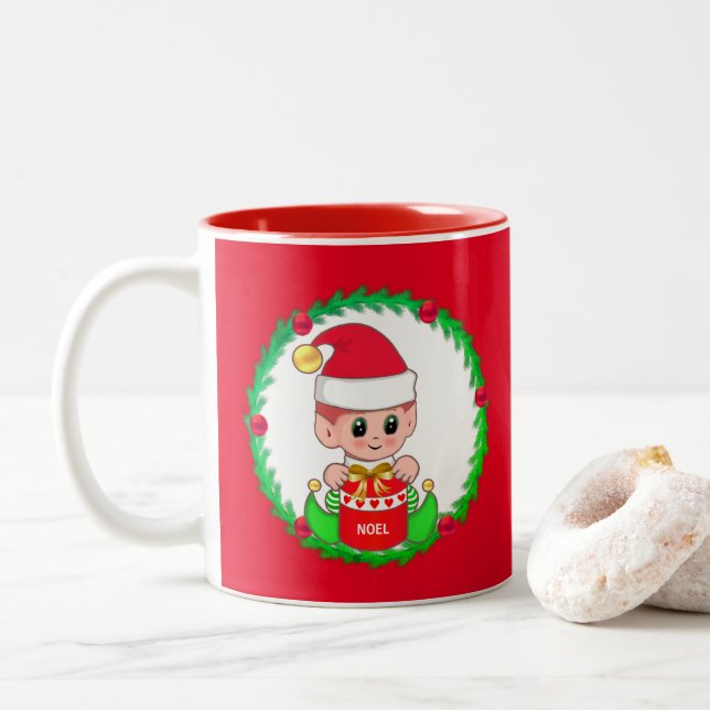 Weihnachtself im Kiefernkranz Zweifarbige Tasse (Mit Donut)
