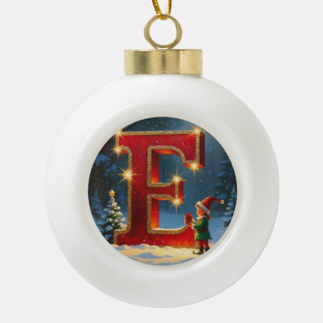 Weihnachtself personalisierter Anfangsbuchstabe E Keramik Kugel-Ornament (Vorderseite)