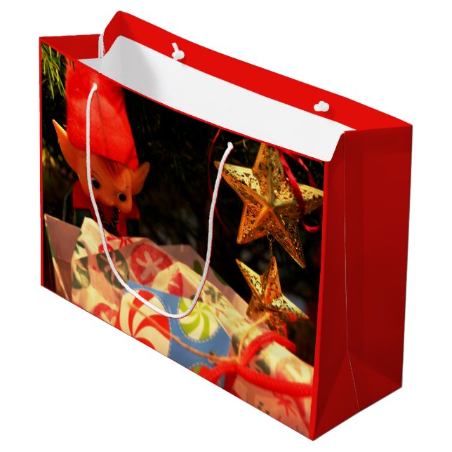 Weihnachtself unter der Weihnachtsbaumtasche Große Geschenktüte (Vorderseite Schrägansicht)
