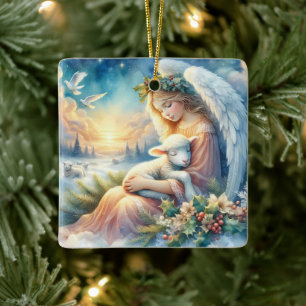 Weihnachtsengel mit Lamm in winterlicher Ruhe Keramikornament