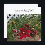Weihnachtsessen Party Evergreen Pine Cons Feiertagskarte<br><div class="desc">Elegant Sie sind eingeladen Skript in schwarz. Weihnachts-Party einladen. Festliche,  immergrüne Kiefernnadeln mit Kiefernzapfen und rotem Bogen,  goldener Glocke und roten Beeren auf Holzbügel. Backside hat Party Details in schwarzer Typografie und rot und grün Skript. Original Fotografie Design von TamiraZDesign.</div>