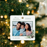 Weihnachtsfamilie Foto-Kiefer Ornament Aus Metall<br><div class="desc">Personalisieren und fügen Sie Ihr eigenes Foto. Ein grüner Rahmen mit einem Kegel und Kieferngrün. Geben Sie Ihren Familiennamen und das Jahr ein.</div>