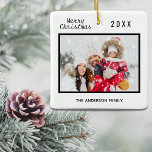 Weihnachtsfamilie Foto Schwarz-weiß elegant Keramikornament<br><div class="desc">Ein eleganter weißer Hintergrund. Der Text: Frohe Weihnachten mit einem schwarzen handgeschriebenen Schriftart,  Buchstaben. Vorlage für Ihr eigenes Foto und Familienname und Jahr. Perfekt als Geschenk oder als Sake für Ihre eigene Familie.</div>