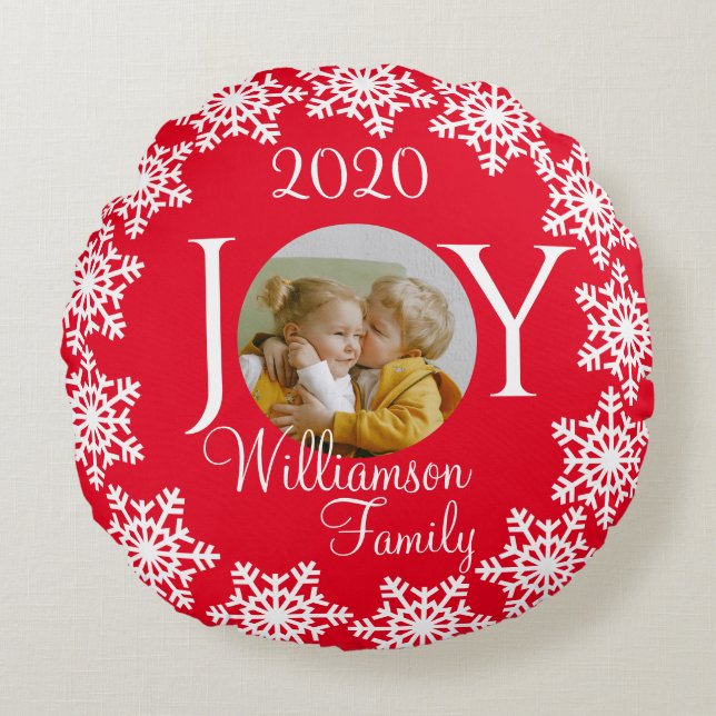 Weihnachtsfamilie "JOY" Red mit White Snowflake V Rundes Kissen (Vorderseite)