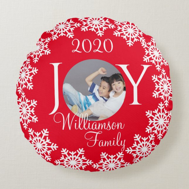 Weihnachtsfamilie "JOY" Rot mit Weißer Schneeflock Rundes Kissen (Vorderseite)