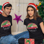 Weihnachtsfamilie Wiedersehen Red Truck Sunset Cus T-Shirt<br><div class="desc">Niedlicher Wiedersehen-T - Shirt für die Weihnachtsfamilie mit einem roten LKW,  der einen grünen Tannenbaum zurück auf ihre Zuhause im Süden trägt. Personalisieren Sie dieses hübsche Tee für passende Familienfotos in diesem Jahr. Fügen Sie mit Ihrem Nachnamen und Jahr für ein Land Bauer Party in einem Bauernhaus.</div>