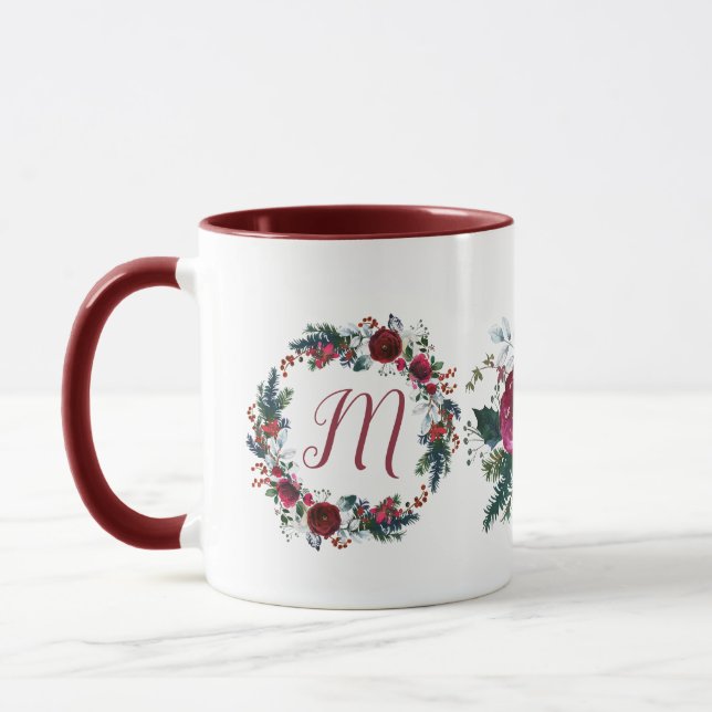 Weihnachtsfamilienmonogramm saisonaler Blumenkranz Tasse (Links)