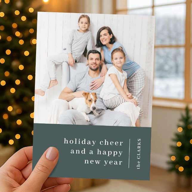 Weihnachtsfamilienportrait | Grüner Minimalwald Feiertagskarte (Celebrate the season with a family portrait holiday card showcasing your favorite memories)