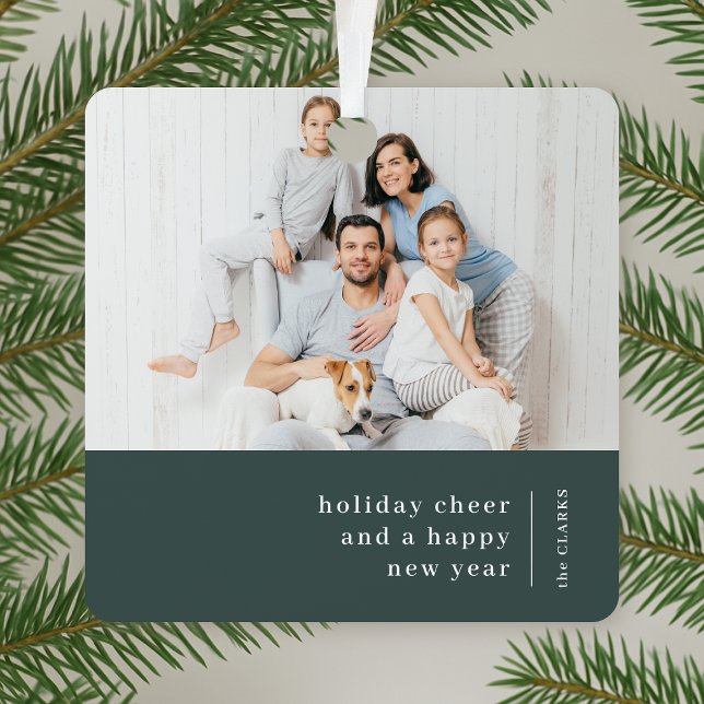Weihnachtsfamilienportrait | Grüner Minimalwald Ornament Aus Metall (Von Creator hochgeladen)
