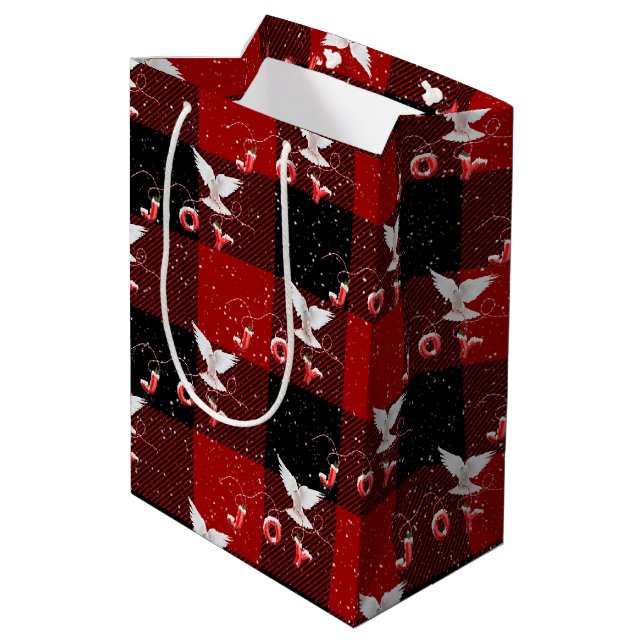 Weihnachtsfeierabend und Schneeflocken auf Kariert Mittlere Geschenktüte (Rückseite Schrägansicht)
