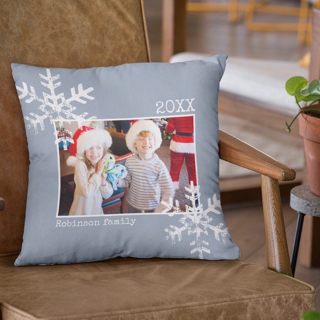 Weihnachtsfeiertag Foto Snowflakes Dusty Blue Kissen (Rustic snowflake family holiday keepsake photo pillow perfect for decorate your home.)
