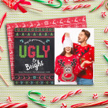 Weihnachtsfeiertag Foto Ugly Sweater Chalkboard Feiertagskarte<br><div class="desc">"Mögen alle deine Pullover hässlich und hell sein." Feiern Sie den Urlaub im "Stil" mit Ihren hässlichsten, kitschigsten Weihnachtsschwitzen! Auf der links Seite überlagern niedliche, skurrile Bäume, Rentiere, Ziergegenstände und spielerische "Pullover"-Typografie in Rot, Grün und Aqua Blau den Kalkbretthintergrund. Ihr individuelles Foto ist rechts. Die Rückseite ist mit einem weißen,...</div>
