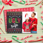 Weihnachtsfeiertag Foto Ugly Sweater Chalkboard Feiertagskarte<br><div class="desc">"Mögen alle deine Pullover hässlich und hell sein." Feiern Sie den Urlaub im "Stil" mit Ihren hässlichsten, kitschigsten Weihnachtsschwitzen! Auf der links Seite überlagern niedliche, skurrile Bäume, Rentiere, Ziergegenstände und spielerische "Pullover"-Typografie in Rot, Grün und Aqua Blau den Kalkbretthintergrund. Ihr individuelles Foto ist rechts. Die Rückseite ist mit einem weißen,...</div>
