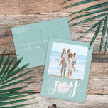 Weihnachtsfeiertag Joy Foto Simple Beach Budget Feiertagspostkarte<br><div class="desc">Dieses Design zeigt Weihnachts-Weihnachtsfeiertag modernen Weihnachtsurlaub Weihnachten einfach modern,  nautische Strand tropischen Urlaub Foto,  Familienbild 1 ein türkis,  und Dollar Küstentropischen Ozean,  Meer Leben türkis aquamarin,  trendige stilvolle,  einzigartige Typografie-Text,  whimsical Kalligraphie Drehbuch Schriftart,  moderne Urlaubsinsel minimalistisch,  Weihnachtsfeiertag Foto Gruhe Postkarten Gruhen,  scheine scheine scheine Zitat Sprichwort Zitat Gruhe  Zitat</div>