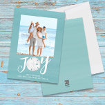 Weihnachtsfeiertag Joy Foto Simple Trendy Beach Feiertagskarte<br><div class="desc">Dieses Design bietet Weihnachtsfeiertage moderne Weihnachtsferien Freude an einem modernen,  nautischen Strand tropischen Foto,  Familienbild 1 ein türkisfarben,  und Dollarküste tropischen Ozean,  Meeresleben türkis aquamarin,  trendige stilvolle,  einzigartige Typografie-Text,  whimsical Kalligraphie Drehbuch-Schriftart,  moderne Urlaubsinsel minimalistisch,  Weihnachts-Foto Gruhause Grußkarten,  Weihnachten Gruhen Sprichwort Zitat Zitat</div>