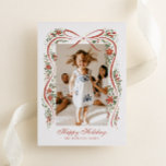 Weihnachtsfeiertag mit Poinsettias Folien Feiertagskarte<br><div class="desc">Mit dieser Weihnachtskarte aus einem Foto mit einer trendigen, handgezeichnet Abbildung eines rostroten Band aus Rost, das mit festlichen Sätzen von roten Poinsettia-Blume, Grünpflanzen und echten goldgelben Metallbeerdots besticht, senden Sie Familienfeiern und Feiertagsstimmung. Traditionelle Schriftart behielt das Design Gefühl hoch und traditionell machen diese Urlaubskarte zu einer exzellenten Wahl für...</div>