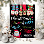 Weihnachtsfeiertag Pajama-Party Einladung<br><div class="desc">Feiern Sie Weihnachten mit diesem niedlichen Pajama-Party. Hier finden Sie Happy Santa Claus,  Weihnachten PJ's,  Eisbär,  Rentier- und Santa-Hausschuhe,  Schneeflocken,  Ziergegenstände und lustige bunte Schriftart. Ideal für einen Kinderurlaub oder eine Geburtstagsparty.</div>