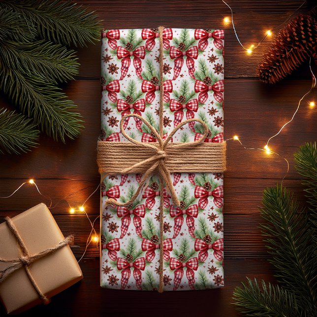 Weihnachtsfeiertag Roter Gingham Karo Bows Geschenkpapier (Christmas Holiday Red White Gingham Checks Bows with Pine Evergreens and Star Anise Wrapping Paper)
