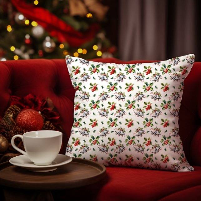 Weihnachtsfeiertag Silberglocken und Holly Kissen (Vintage Christmas Holiday Silver Bells, Holly and Berries White Throw Pillow)