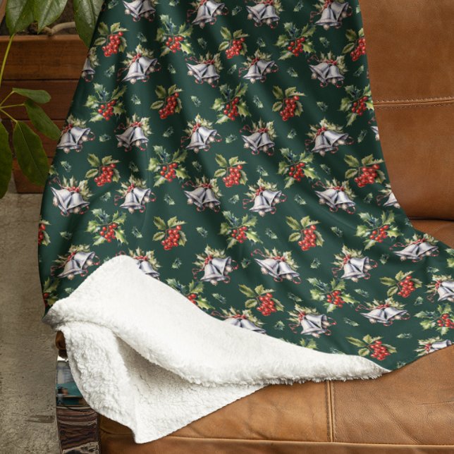 Weihnachtsfeiertag Silberglocken und Holly Sherpadecke (Vintage Christmas Holiday Silver Bells, Holly and Berries Sherpa Blanket on Dark Green Background)