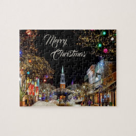 Weihnachtsfeiertage mit bunten Bäumen