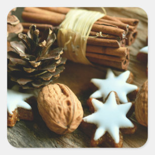 Weihnachtsfest Essen. Zimt, Nüsse und Sterne Quadratischer Aufkleber