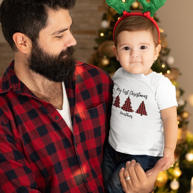 Weihnachtsfest Mein erster Buffalo-Karo Baby T-shirt (My first Christmas custom baby t-shirt with Buffalo check Christmas trees. )