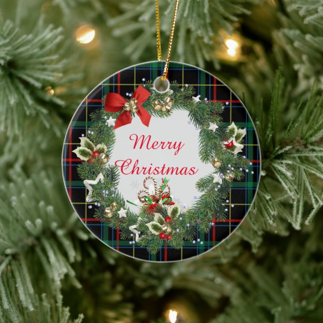 Weihnachtsfest Tartan mit Kranz und Gruß Keramik Ornament (Baum)