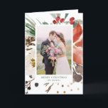 Weihnachtsfeste Blume mit Ihrem Foto Feiertagskarte<br><div class="desc">Die elegante und trendige Weihnachtskarte bietet rote und weiße Aquarellfarben-Blume mit grünen Blätter und Imitaten Goldakzente und Ihr beliebtes persönliches Foto. Fügen Sie Ihre persönliche Nachricht hinzu.</div>